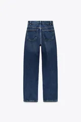 Pantalón de jean celeste de tiro alto, corte recto, con cinco bolsillos y cierre frontal con cremallera y botón metálico.