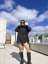 Camisa negra super oversize con efecto nevado.