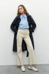 Pantalón recto de tiro alto en color tostado, fabricado en algodón, con cuatro bolsillos y diseño elastizado.