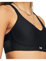 Top deportivo negro Under Armour Infinity Low 2.0, con tecnología de sujeción y relleno de espuma hueca ultraligera.