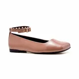 Zapato de cuero negro con pulsera al tobillo y taco bajo.
