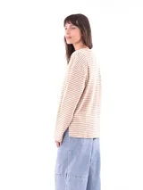 Buzo de manga larga a rayas horizontales color beige y blanco.