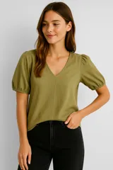 Blusa negra de lino y viscosa, corte holgado con escote en V y mangas cortas abullonadas.
