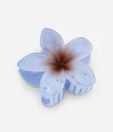 Pinza para el pelo con forma de flor de jasmin color celeste y centro marrón. Accesorio para el pelo de plástico con cierre de pinza.
