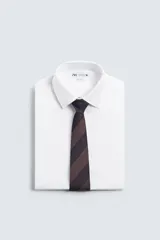 Corbata ancha de seda con diseño de rayas horizontales en marrón y azul marino.