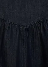 Falda midi de denim color azul oscuro, con diseño evasé y tiro alto.