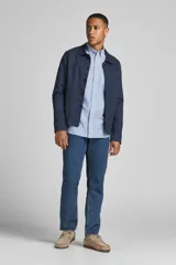 Camisa de vestir de manga larga con cuello botón, en color azul claro y tejido Oxford.