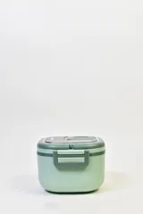 Vianda de plástico color rosa, incluye compartimentos y accesorios para alimentos.