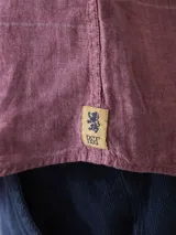 Camisa azul marino de lino y algodón, de manga larga con cuello clásico y bolsillo en el pecho.