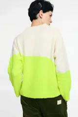 Sweater tejido en jersey con diseño en dos colores: blanco y verde lima.