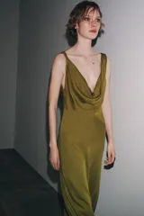 Vestido largo color verde oliva de satén, con escote drapeado y tirantes finos que se atan en la espalda.