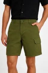 Bermuda color verde militar con bolsillos laterales tipo cargo.