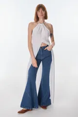 Conjunto de top halter con abertura en el abdomen y falda cruzada con ruedo desflecado, color fucsia.