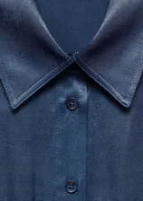 Vestido midi camisero azul con lazo ajustable en la cintura, manga corta, dos bolsillos de parche en el pecho y cierre delantero con botones.