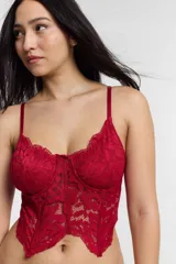 Corset negro de encaje con copas con aros y breteles finos regulables.