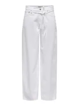 Pantalón jean blanco de corte ancho con tiro medio y cierre con gancho y cremallera. Con bolsillos funcionales y presillas para cinturón.