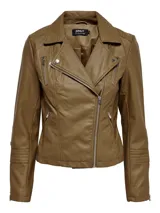 Chaqueta marrón de cuero sintético con corte biker, cierre asimétrico con cremallera, cuello con solapas y tachas decorativas.