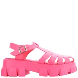 Sandalias de plataforma color fucsia, con diseño de tiras entretejidas y hebilla lateral.