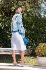 Echarpe blanca de gasa de seda natural con lana Merino superfina en tonos azules y turquesas, con volados en los extremos.