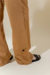 Pantalón de lino rústico color blanco, de calce recto y tiro medio. Tiene bolsillos delanteros y traseros.