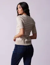 Buzo tejido en hilado fino color beige con rayas horizontales blancas, marca Cable & Gauge.