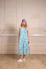 Vestido largo de morley con estampado animal print en tonos blanco, azul y verde.