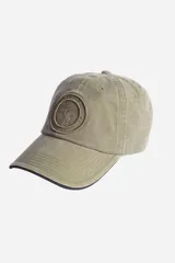 Gorro de béisbol color verde oliva con logo bordado en el frente. Tiene visera curva y hebilla ajustable en la parte posterior.