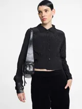 Camisa de viscosa color negro con diseño de textura ligera y recortes en las mangas.