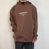 Canguro marrón con capucha y corte oversize. Estampa en la espalda con diseño de pulpo y texto en blanco y naranja.