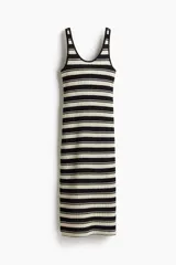 Vestido midi ajustado de punto acanalado a rayas horizontales blancas y negras, con breteles finos y escote en U en delantero y espalda.