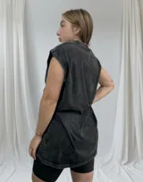 Remerón negro con efecto gastado, sin mangas y estampado frontal con cerezas y texto 'Neo Culture Technology 127'.