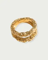 Anillo dorado con textura martillada, de acero quirúrgico hipoalergénico con baño en oro 18K.