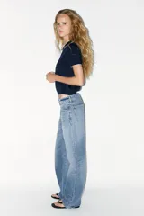 Top azul marino de punto con cuello solapa y manga corta. Detalle de acabados con vivos blancos a contraste en cuello y mangas.