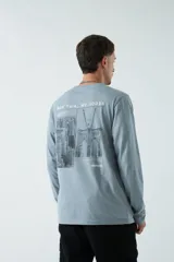 Remera celeste de manga larga con cuello redondo y estampado frontal con texto "New York NY 10038"