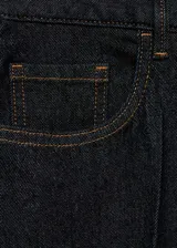 Pantalón de jean gris oscuro, de corte wide leg, tiro alto y largo hasta el tobillo.