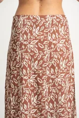 Falda midi de viscosa color marrón con estampado de hojas en color crema.