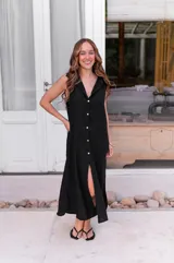 Camisola azul sin mangas con cuello camisero y abotonadura frontal.