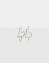 Aros argollas plateadas con forma de mariposa y cierre de tope a presión.