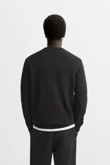 Jersey de hombre color beige, de cashmere, corte regular, cuello redondo y manga larga.