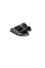Sandalias planas negras de cuero con múltiples correas ajustables con velcro y plataforma baja contorneada.