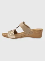Sandalia beige con plataforma de yute, tira ancha sobre el empeine con diseño calado y ajuste con velcro.