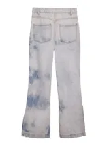 Jean tie-dye en tonos azul y crema, con corte acampanado y diseño moderno.
