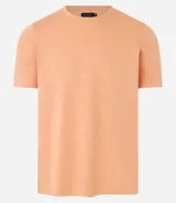 Remera slim de manga corta color salmón, de punto medio, sin estampado y cuello redondo.