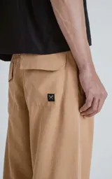 Pantalón recto de microfibra color beige, con cintura elastizada, cierre y botón frontal, y bolsillos traseros con tapa.
