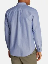 Camisa de vestir celeste con microestampado, de corte regular, cuello abotonado y manga larga. Incluye logo de Tommy Hilfiger bordado en el pecho.