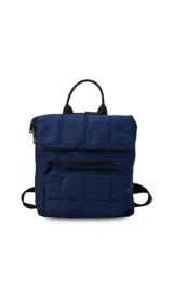 Mochila negra de nylon capitoneada con bolsillo principal con cierre, dos bolsillos frontales con cierre y asa superior.