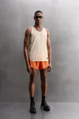 Shorts deportivos color naranja de tejido técnico ligero y elástico, con forro interior, cintura elástica ajustable con cordón, bolsillo trasero con cierre y logo estampado en la pierna. Zara Athleticz.