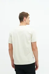 Remera azul marino de manga corta con logo bordado en el pecho.