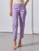 Pantalón negro de gabardina elastizada, marca Zac & Rachel. Corte recto, pretina ancha pespunteada, bolsillos simulados y largo al tobillo.