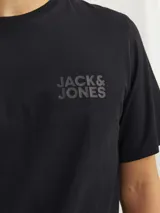 Camiseta negra de manga corta y cuello redondo con logo Jack & Jones estampado en el pecho.
